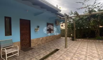 CASA DOIS DORMITÓRIOS EM VIAMÃO.
