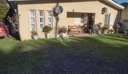 Casa 3 quartos, sala 2 ambientes, copa cozinha, 10 vagas, pátio com piscina.