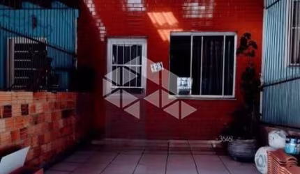 Casa em condomínio, 2 quartos, banheiro, churrasqueira, garagem coberta, pátio