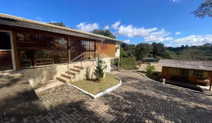 Chácara com quatro casas em Tarumã.