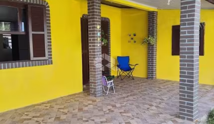 Òtima casa com 03 dormitórios na praia de Quintão RS.