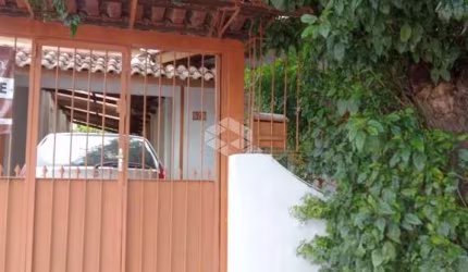 Casa de 03 dormitórios AV. Tiradentes em Alvorada.