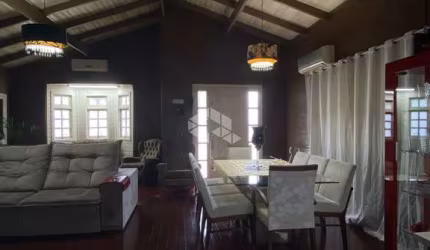 CASA ESTILO COLONIAL DE 03 DORMITÒRIOS NO PARQUE SANTA FÈ.