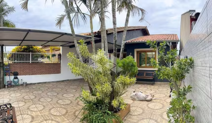 Casa com 04 dormitórios no Bairro Jardim Algarve.