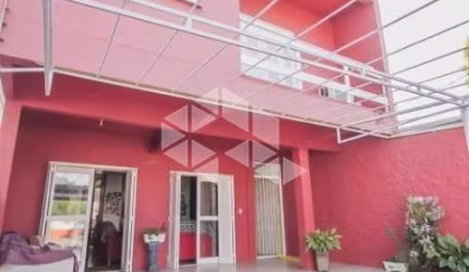 Espaçosa casa com 3 dormitórios no bairro Camaquã