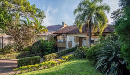 Vende casa em terreno de 2.223m².