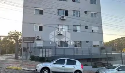 Apto 02 dorm, semi mobiliado, com garagem