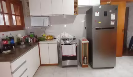 Apartamento, Bairro Medianeira, 3 dormitórios, sala de estar com sacada, cozinha, area de serviço, 1 banheiro, 1 vaga.
