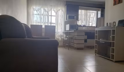 Apartamento semimobiliado de 2 dormitórios com 1 box de garagem