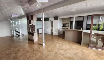 Apartamento duplex semimobiliado de 3 dormitórios, 1 suite e 2 vagas de garagem.
