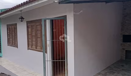 Casa em condomínio com 2 quartos, área de serviço, cozinha e sala conjugada, gargem