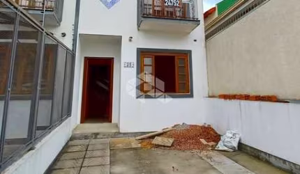 Casa Sobrado no  Guarujá, 2 suítes, Pátio e Terraço amplo
