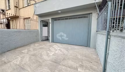 Casa com 3 dormitórios, 2 vagas na Cidade Baixa.