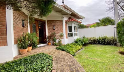 Casa de 4 dormitórios com 300m² privativos com 5 vagas de garagem no bairro Jardim Planalto