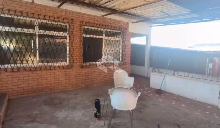 Casa com 2 dormitórios no bairro Partenon.