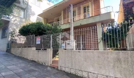 Casa de 02 dormitórios e 02 vagas com 240m² no bairro Partenon.