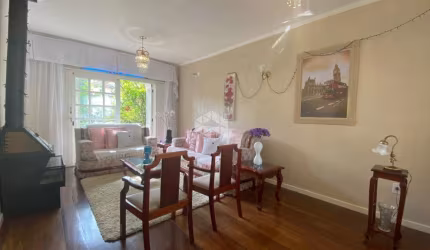 Casa de 04 dormitórios e 02 vagas com 250m² no bairro Partenon