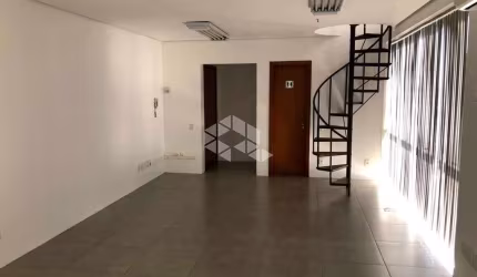 Sala duplex com 60 metros, vaga de garagem no bairro São João.
