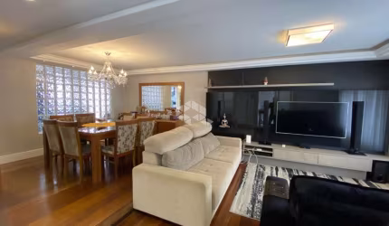 Casa com 04 dormitórios e 03 vagas com 230m² no bairro Nonoai em poa.
