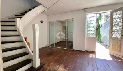 Casa de 140m² com 3 dormitórios no bairro Floresta.