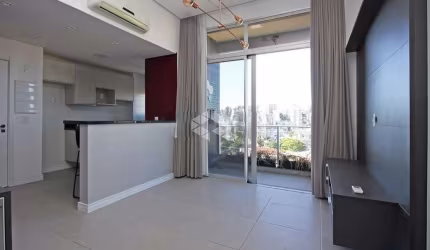 Apartamento 1 dormitório, living com sacada, churrasqueira e uma vaga de garagem.