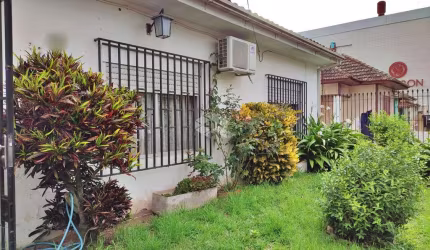 Casa em excelente localização em frente ao bourbon Ipiranga.