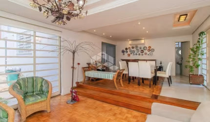 Casa 3 dormitórios e piscina bairro Três Figueiras
