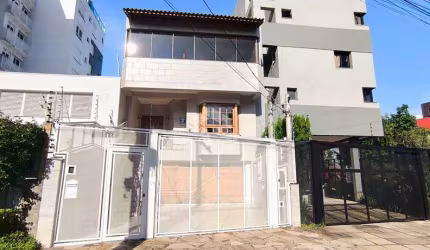 Linda casa com piscina com 3 dormitórios rua Barão do Guaíba no Menino Deus, parte alta!