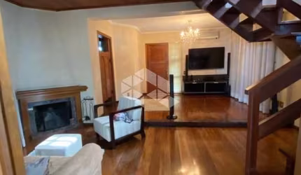 casa tipo sobrado com 4 dormitórios com suite master, bairro Sarandi em Porto Alegre.