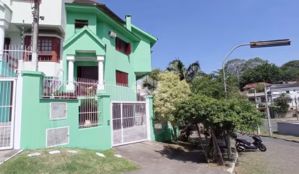 Excelente casa /sobrado, 4 quartos com viabilidade de mais 2, no Cristo Redentor
