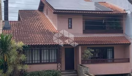 Casa em condomínio  03 dormitórios 02 vagas.