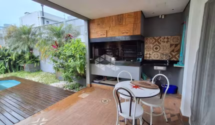 CASA  3 DORMITÓRIOS/ SACADA/2 VAGAS DE GARAGEM