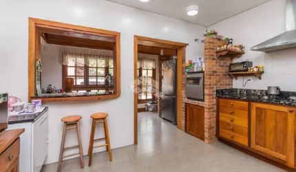 Casa com 600m², 4 dormitórios, 1 suíte, 8 vagas, no bairro Ipanema em Porto Alegre