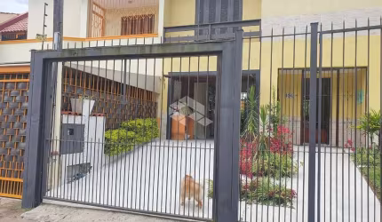 casa com 3 dormitórios, 1 suite, mobiliada, sacada, garagem fechada, em Porto Alegre