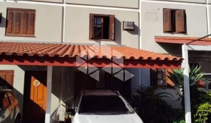 Aconchegante e bem localizada casa 03 dormitórios em condomínio fechado.