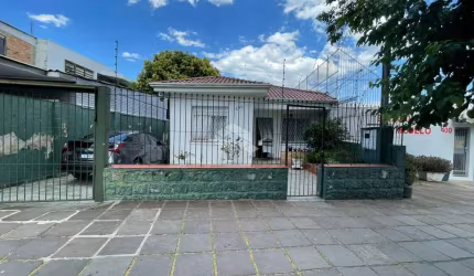 Ampla casa térrea no bairro Cristal - 3 dormitórios - pátio com jardim, quiosque campeiro e vagas para veículos