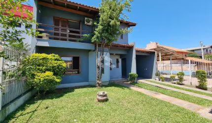 Bela casa semimobiliada, 3 dormitórios, sendo uma suíte, lavabo, garagem coberta para 2 veículos, amplo pátio.