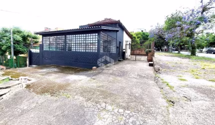 Casa com Ponto Comercial e Residência no Bairro Tristeza