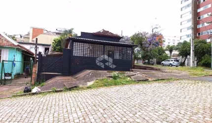 Casa com Ponto Comercial e Residência no Bairro Tristeza