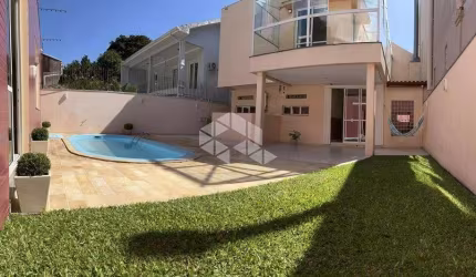 Casa diferenciada no bairro Nonoai, 4 domitórios com ar condicionado, sendo 1 suíte master com closet, 3 vagas de garagem, pátio e piscina.