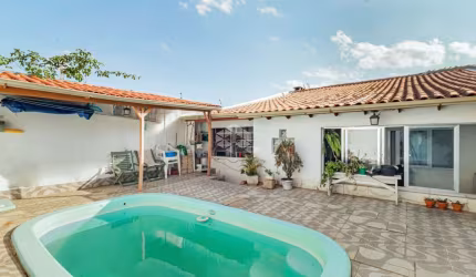 Casa de 3 dormitórios com piscina  na Vila Nova