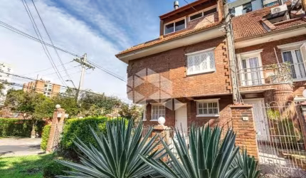 Casa de 2 dormitórios, no Bairro Tristeza - Porto Alegre