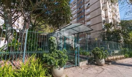 Apartamento reformado! 2 dormitórios/quartos com depêndencia completa.