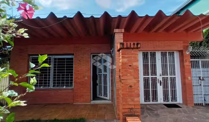 Casa térrea com 03 dormitórios bairro Ipanema em Porto Alegre