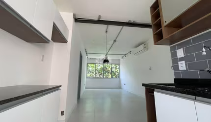 Bairro Tristeza - Apartamento reformado com 2 dormitórios, closet, 2 banheiros, vaga de garagem coberta e escriturada