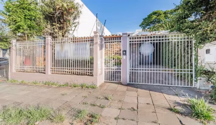 Casa térrea no coração do bairro Tristeza, junto ao polo comercial da Av. Wenceslau Escobar.