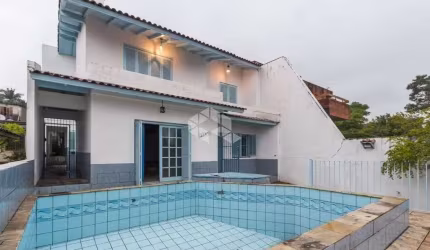Casa 4 dormitórios com piscina, na divisa entre os bairros Tristeza e Vila Conceição, sendo um local calmo, seguro, pátio e vista para o Guaíba.