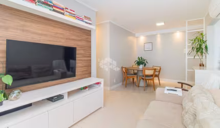 Apartamento de 3 dormitórios, sendo uma suíte, semimobiliado, decorado, com uma vaga escriturada. Bairro Cavalhada em Porto Alegre. Financia e aceita