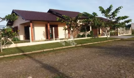 Casa na praia Itapeva norte, 3 dormitórios á uma quadra do mar.
