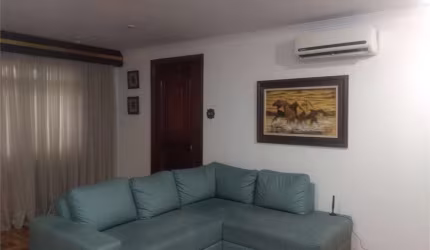 Sobrado á venda na região Jardim Regis